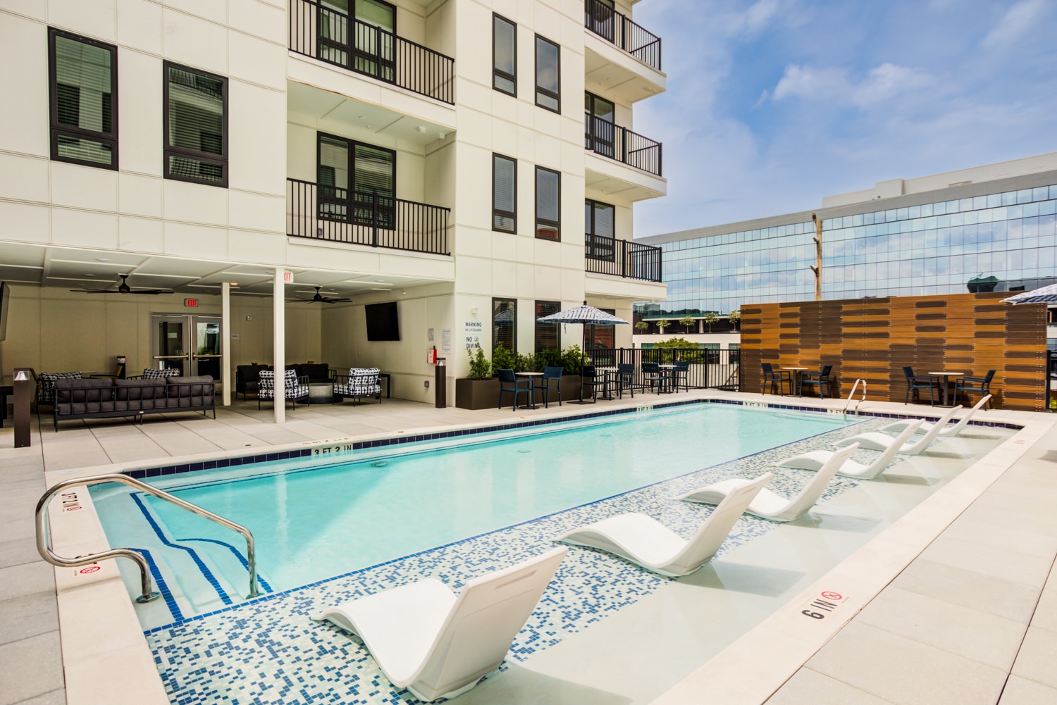 Signature Music Row Nashville Apartments Rooftop Pool and Poolside Lounge